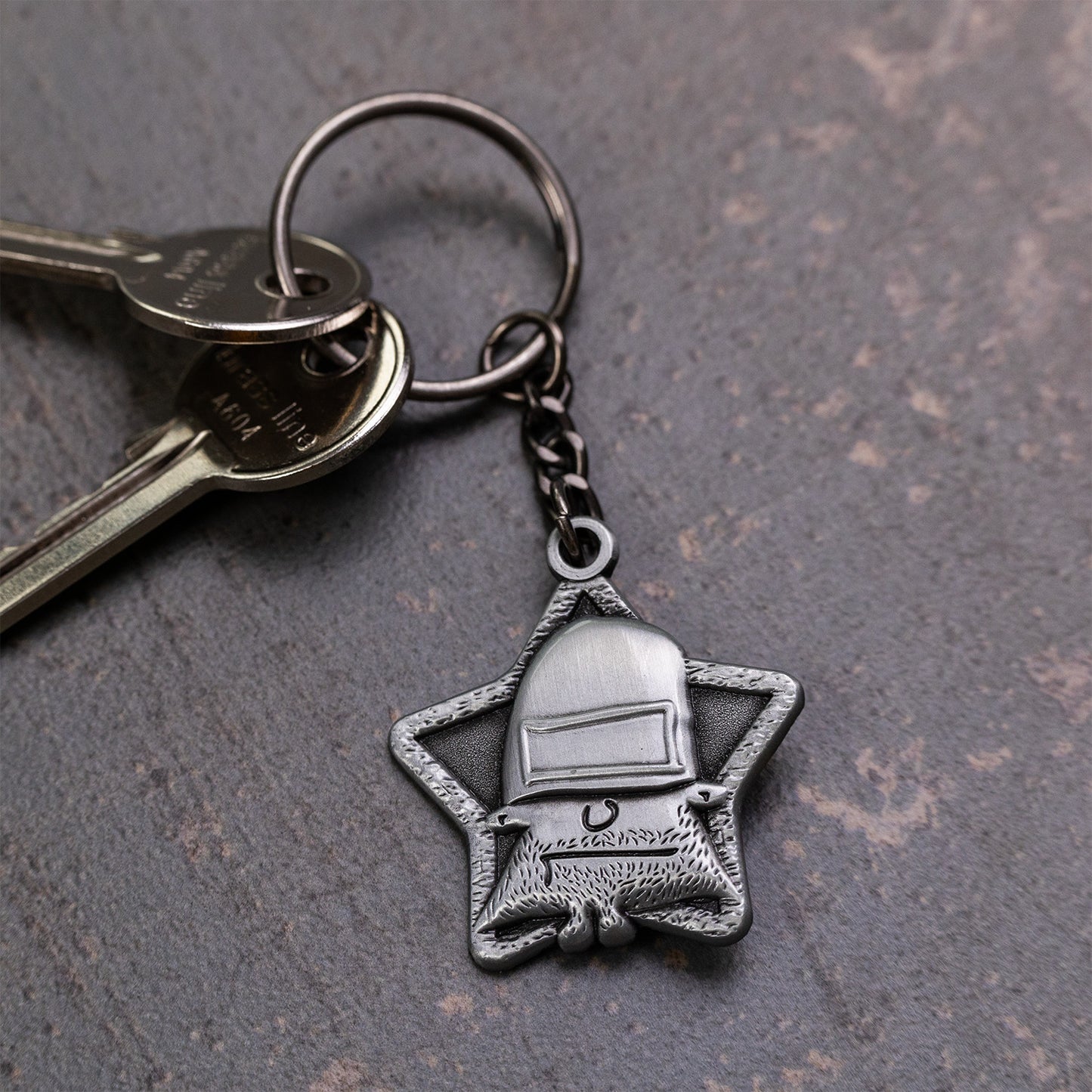 Metalowy brelok do kluczy - Kapitan Bomba i dycha za wycieraczką