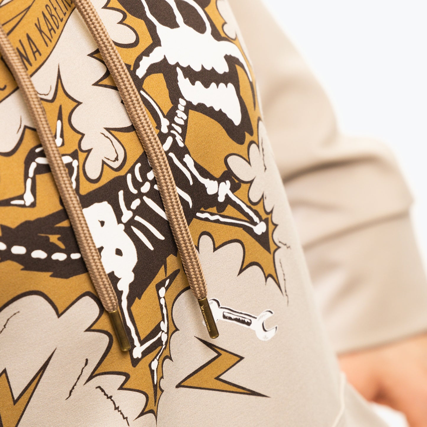 Bluza beżowa – Łecina – dwa kabelki